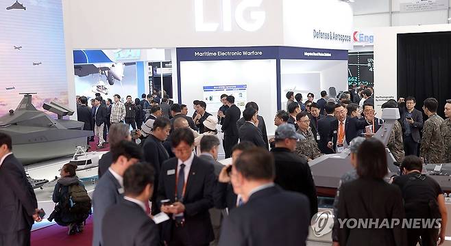 K방산 한 자리에 '2026 이순신방위산업전' (창원=연합뉴스) 김동민 기자 = 1일 오후 경남 창원시 진해구 진해군항에서 열린 '2026 이순신방위산업전(YIDEX 2026)'에서 첨단 방산 장비 모형이 전시돼 있다. 
    전국 유일 방위산업 전문 전시회인 이 행사는 2년마다 한 번씩 해군과 연계해 열린다. 올해는 국내외 방산기업 수십 곳과 해외 바이어 등이 참여한다. 2026.4.1 image@yna.co.kr