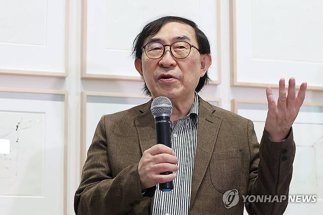 질문에 답하는 하쿠다 켄 (서울=연합뉴스) 강민지 기자 = 1일 서울 용산구 APMA 캐비닛에서 열린 가고시안 백남준 개인전 '백남준: 리와인드 / 리피트' 기자간담회에서 백남준의 장조카이자 저작권자인 하쿠다 켄이 질문에 답하고 있다. 2026.4.1 mjkang@yna.co.kr