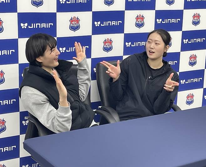 인터뷰장에서 권총을 발사한 권민지(오른쪽)와 호응해주는 최가은 [촬영 이대호]