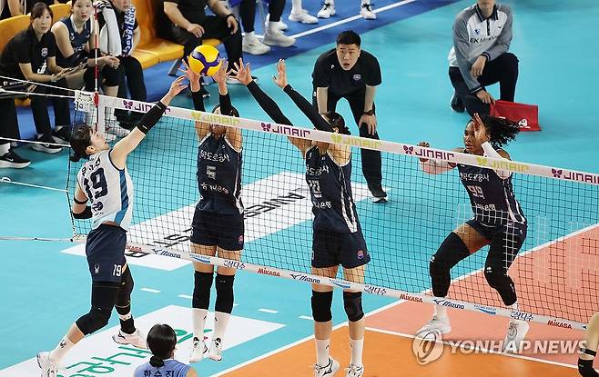 '이건 어때' (김천=연합뉴스) 김현태 기자 = 1일 김천실내체육관에서 열린 2025-2026 V-리그 포스트시즌 여자 프로배구 챔피언 결정전 1차전 GS칼텍스와 한국도로공사의 경기에서 GS칼텍스 유서연이 공격을 시도하고 있다. 2026.4.1 mtkht@yna.co.kr