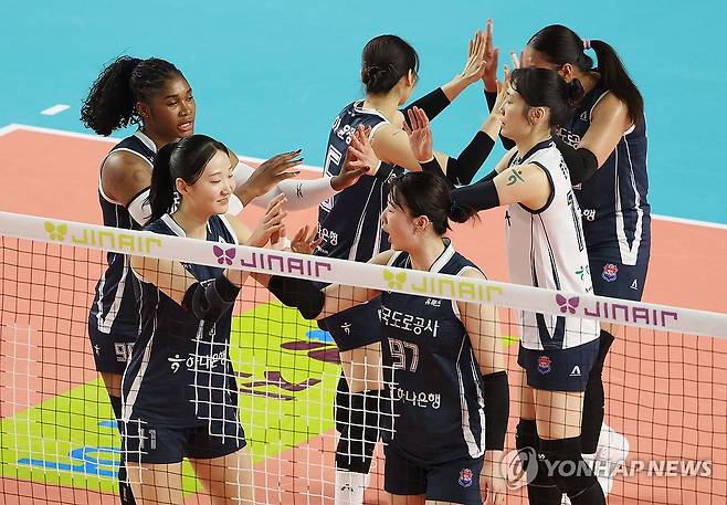 '1차전 승리는 우리' (김천=연합뉴스) 김현태 기자 = 1일 김천실내체육관에서 열린 2025-2026 V-리그 포스트시즌 여자 프로배구 챔피언 결정전 1차전 GS칼텍스와 한국도로공사의 경기에서 한국도로공사 선수들이 득점에 성공한 뒤 기뻐하고 있다. 2026.4.1 mtkht@yna.co.kr