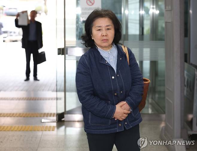 증인 출석하는 김영선 전 의원 (서울=연합뉴스) 신준희 기자 = 김영선 전 국민의힘 의원이 1일 서초동 서울중앙지법에서 열리는 오세훈 서울시장의 여론조사 대납 의혹 사건 1심 속행 공판에 증인신문을 위해 출석하고 있다. 2026.4.1 hama@yna.co.kr