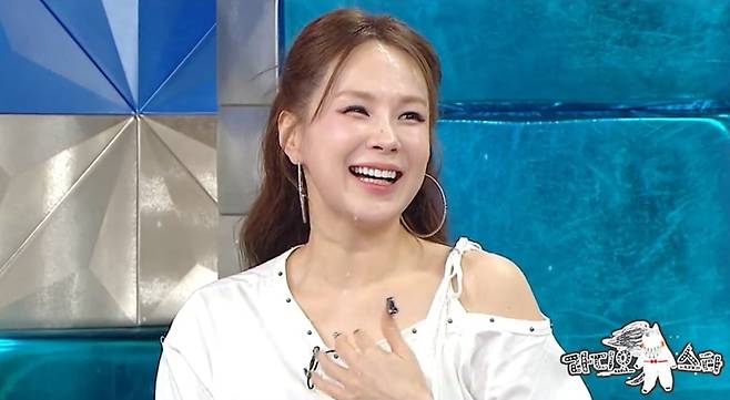 가수 채연이 부모님에게 건물과 외제차를 선물했다. <사진 제공> MBC ‘라디오스타’