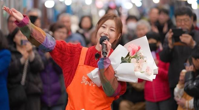 가수 이소나가 '미스트롯4' 우승 공약을 실천한다. / 사진제공=TV CHOSUN '미스트롯4 토크콘서트'