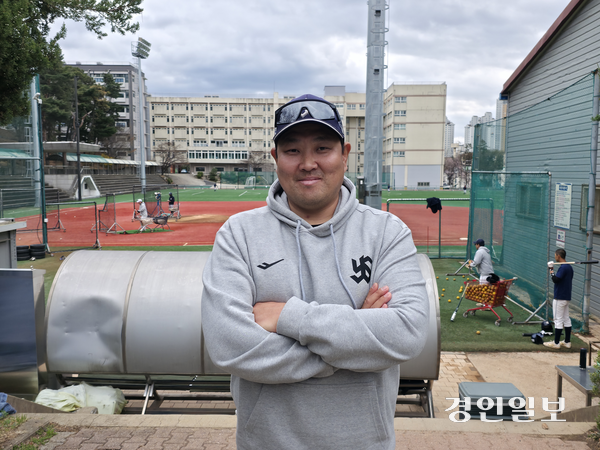 2일 유신고 야구부 훈련장에서 만난 유신고 야구부 홍석무 감독. 2026.4.2 /이영선기자 zero@kyeongin.com