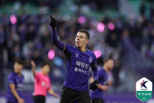 프로축구 K리그1 FC안양 마테우스가 지난달 8일 제주SK FC와의 경기에서 득점한 뒤 팬들과 기뻐하고 있다. 2026.3.8 /한국프로축구연맹 제공