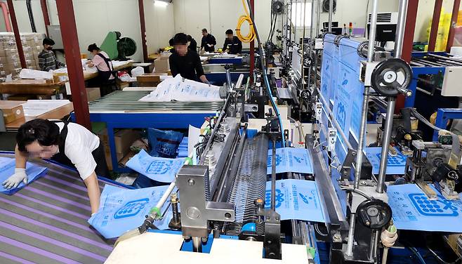 ▲ 1일(현지시각) 트럼프 미국 대통령이 "앞으로 2~3주에 걸쳐 이란에 극도로 강력한 타격을 가할 것"이라고 예고하며 중동산 석유화학제품 수급 문제가 심화된 가운데 2일 오후 인천 미추홀구 한 종량제 봉투 제조공장에서 종량제 봉투가 생산되고 있다. /이재민 기자 leejm@incheonilbo.com