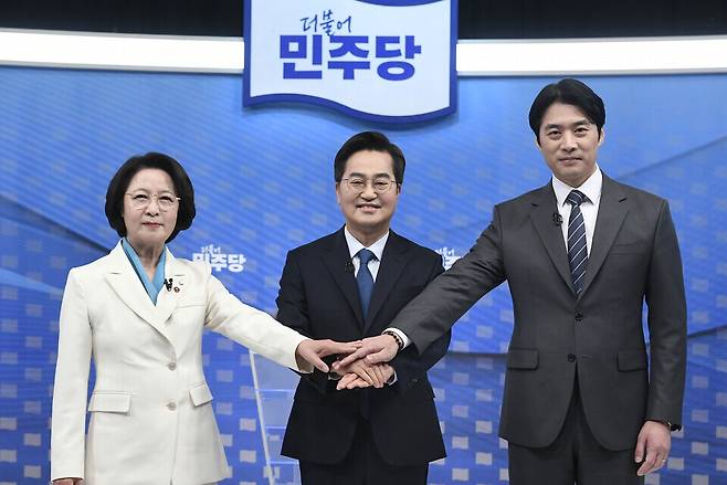 ▲ 1일 오후 서울 SBS 목동 스튜디오에서 열린 '더불어민주당 경기도지사 후보자 2차 합동토론회'에서 추미애(왼쪽부터), 김동연, 한준호 경선후보가 토론회에 앞서 기념촬영을 하고 있다. /경기사진공동취재단