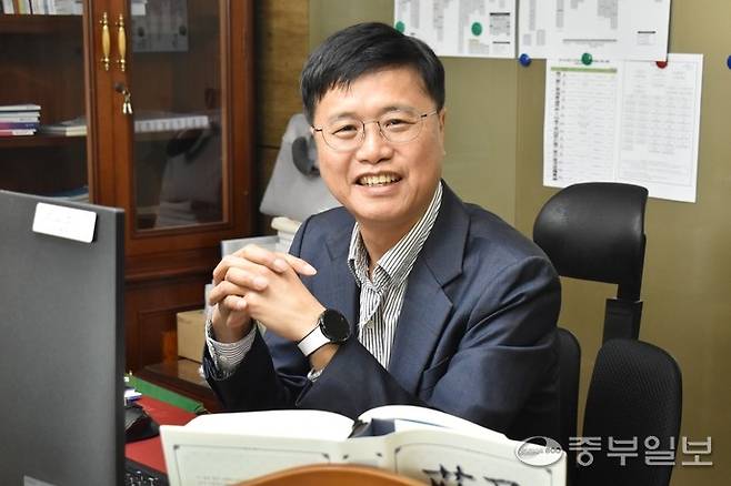 이승호 경기도교육청중앙도서관장이 중부일보와 인터뷰를 진행하고 있다. 이성관 기자