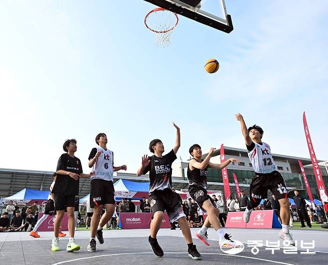 지난해 용인시청 잔디광장에서 열린 2025 용인시 조아용 전국 3X3 농구대회에서 중등부 선수들이 열전을 펼치고 있다. 사진=중부일보DB