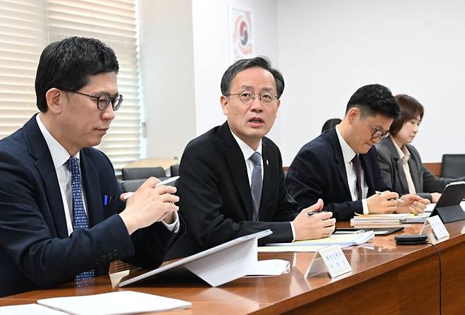 이형일 재정경제부 차관이 4월 2일 서울 종로구 정부서울청사에서 열린 '중동전쟁 물가대응팀 겸 제68차 물가관계차관회의'를 주재하고 있다. 사진=재정경제부