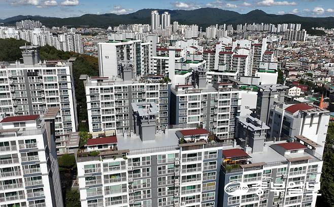 지난해 10월 15일 오후 조정대상지역·투기과열지구에 포함된 수원시 팔달구 아파트 단지들의 모습. 사진=중부일보DB