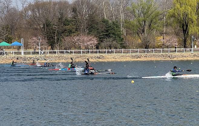 2일 하남 미사리 카누경기장서 도 교육감배를 겸해 열린 제55회 전국소년체육대회 카누 경기도 대표 선발전서 출전한 선수들이 경기에 임하고 있다. 사진=경기도카누연맹
