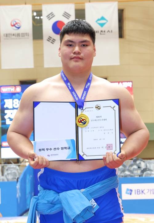 2일 충북 제천체육관에서 열린 '제80회 전국씨름선수권대회' 고등부 장사급(135kg 이하)에서 1위를 차지한 정선우(용인고)가 기념사진을 찍고 있다. 사진=대한씨름협회