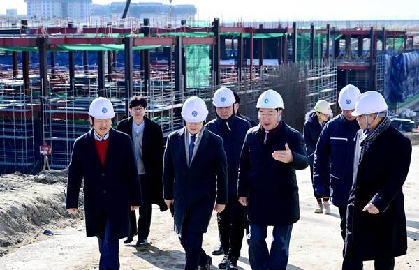 지난 1월 연세대 관계자와 송도세브란스 병원 건립 현장 점검하는 유정복 인천시장. [사진=경인방송DB]