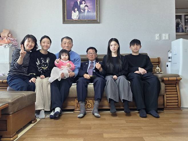 아들 가족과 함께 증손녀 현이가 재롱을 떨고 있다. 오른쪽이 손자 내외.