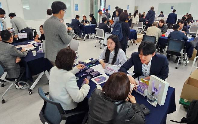 2일 세계한인경제무역협회(World OKTA·월드옥타) 경제사절단 초청 세종시 수출상담회가 열린 세종일자리경제진흥원 현장 모습. 바이어들이 참여기업들과 수출 상담을 진행하고 있다. (사진=조선교 기자)