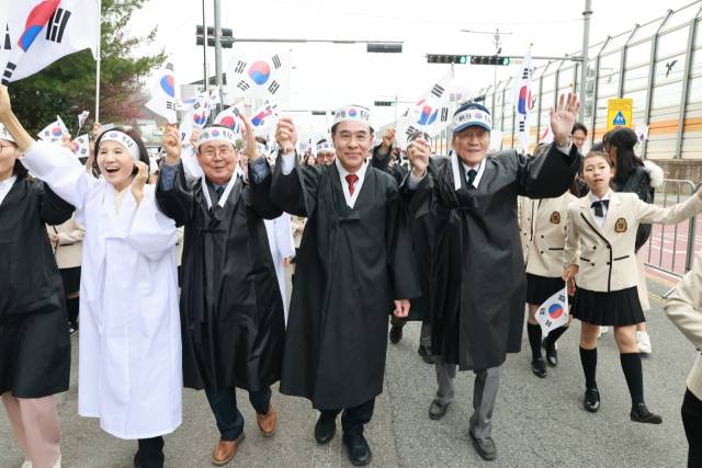 ▲이응우 시장을 비롯한 시민과 학생들이 '두계장터 4·1 독립만세운동 재현행사' 거리행진에서 태극기를 높이 들고 "대한독립만세"를 외치며 107년 전 두계장터를 울렸던 그날의 함성을 다시 이어가고 있다.