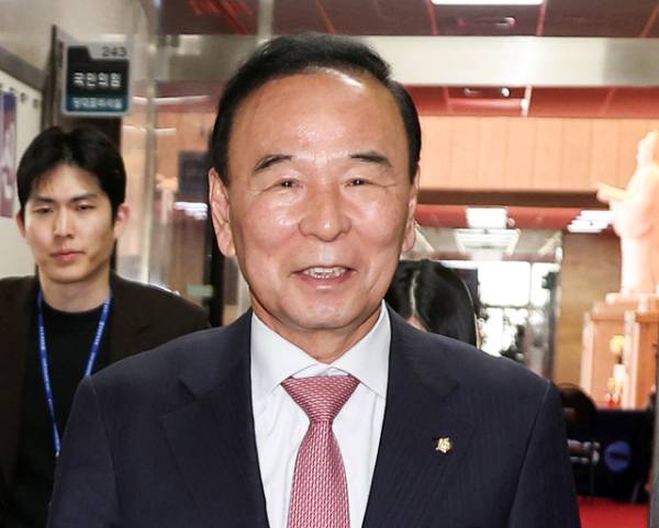 국민의힘 공천관리위원장으로 임명된 박덕흠 의원이 2일 국회 국민의힘 대표실에서 장동혁 대표를 만난 뒤 나오고 있다. /연합뉴스