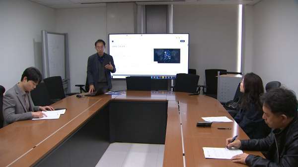 위치 인프라 구축을 위한 민관 협동을 강조하는 한동수 교수&nbsp;