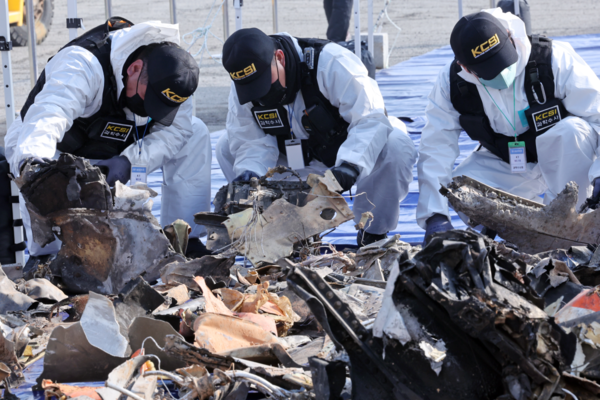 지난 3월12일 무안국제공항에서 국립과학수사연구원 관계자들이 12·29 제주항공 여객기 참사 사고기 잔해를 조사하고 있다. 연합뉴스