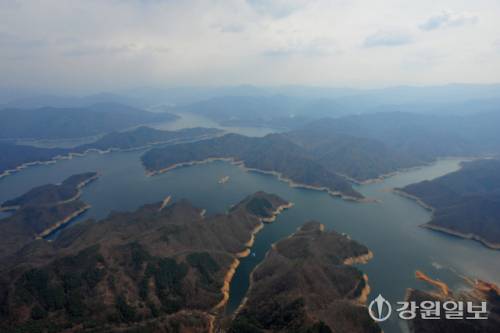 ◇하늘에서 바라본 소양호. 춘천시는 1일 재생에너지 기반의 에너지 자치도시 전략을 발표, 소양강댐과 춘천댐에 320㎿ 규모의 수상 태양광 사업을 추진하겠다고 밝혔다.