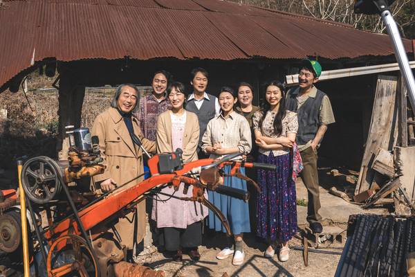 <반야삼촌> 등장인물 단체사진. /경남도립극단