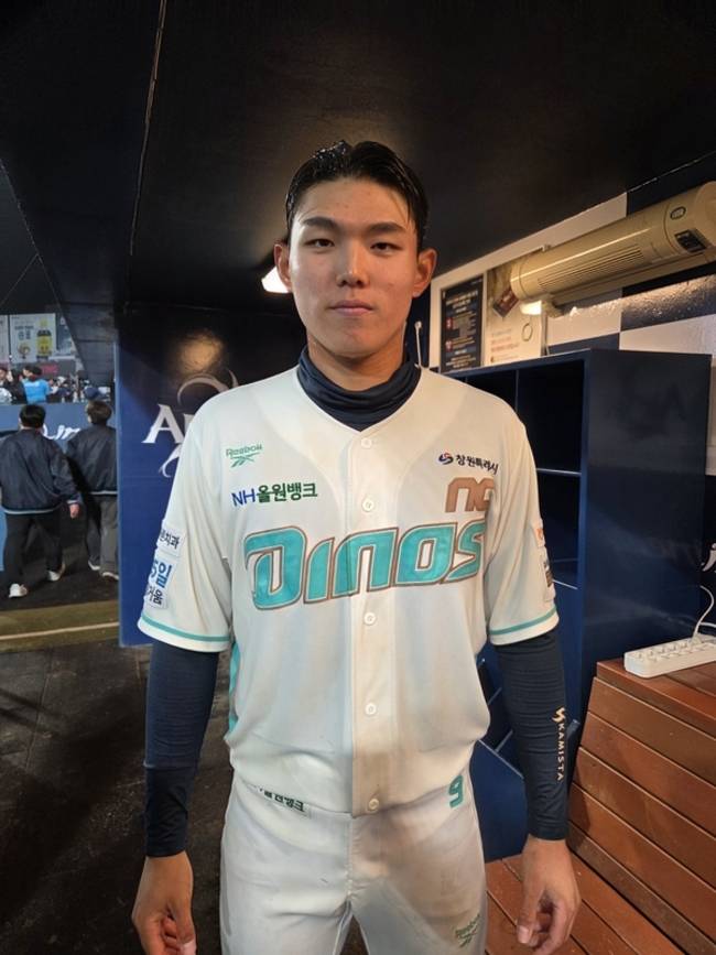 NC 다이노스 신재인이 1일 창원NC파크에서 열린 롯데 자이언츠와 경기에서 데뷔 첫 홈런을 기록한 뒤 인터뷰 하고 있다. /박신 기자