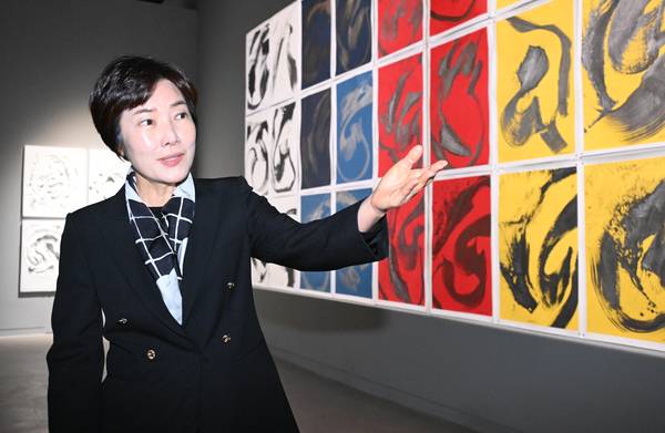 최정은 김해시립김영원미술관 초대 관장이 김영원 작가 작품을 소개하고 있다. /김구연 기자 sajin@idomin.com