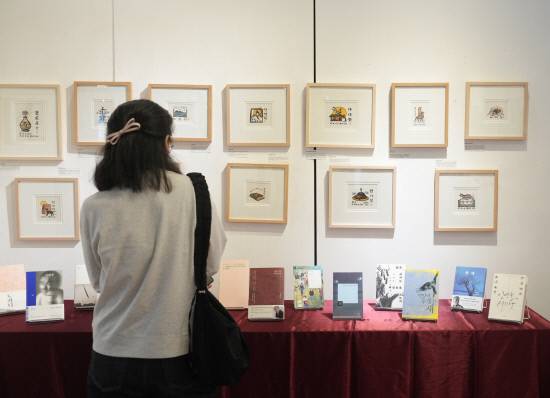 2일 오전 진주문고 아트스페이스 진주를 찾은 한 시민이 '남궁산 목판화 장서표' 전시를 살펴보고 있다. 백지영기자