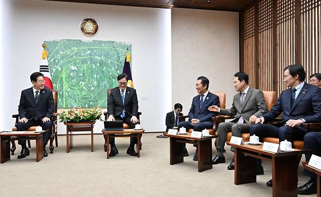 이재명 대통령이 2일 국회에서 추가경정예산안 시정연설에 앞서 우원식 국회의장, 여야 대표와 환담하고 있다. 오른쪽부터 조국혁신당 조국 대표, 국민의힘 장동혁 대표, 더불어민주당 정청래 대표, 우 의장, 이 대통령. 연합뉴스
