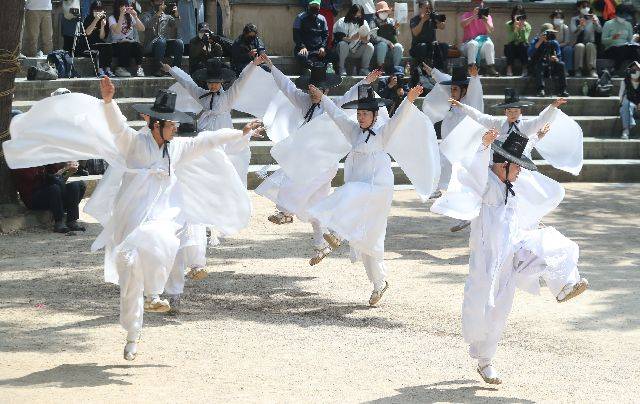 부산민속예술보존협회가 주최한 민속예술축제 중 동래학춤 공연 모습. 부산일보DB