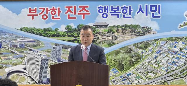 박일동 진주시 부시장이 2일 진주시청 브리핑룸에서 기자회견을 열고 ‘인공지능 산업 육성 계획’을 발표하고 있다. 김현우 기자