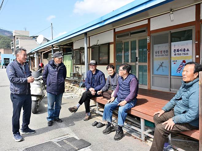 ▲ 황춘섭 이장(왼쪽 첫번째)이 마을 어르신들과 대화를 하고 있다.