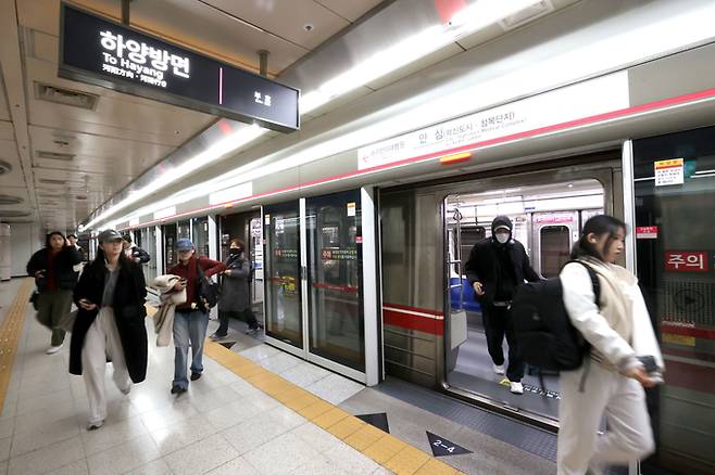 ▲ 지난 2024년 12월 하양역 개통을 앞두고 안심역에서 대구 시민들이 역사를 지나는 모습. 경북일보DB