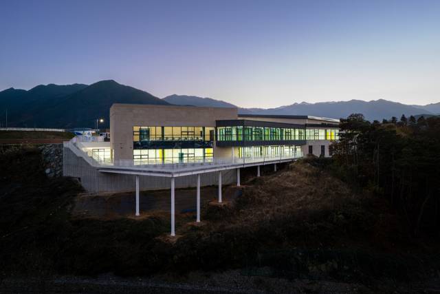 경호강을 향해 열려 있고 끊임없는 순환하는 건물 동선.