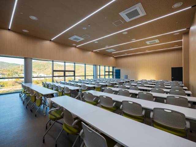 목재로 마감된 다목적 공간.