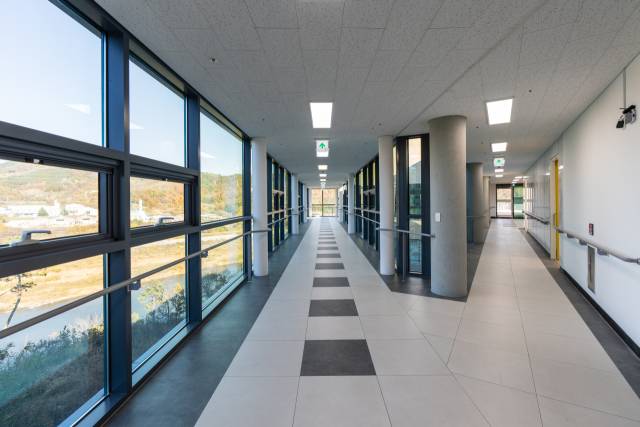 끊임없이 순환하는 복도 공간.