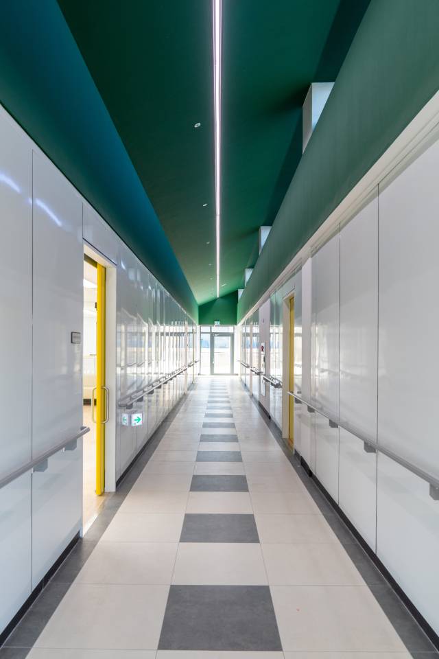 녹색의 복도와 노란색 미시기문.