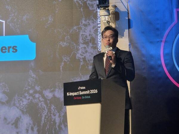 2일 서울 강남구에서 열린 틱톡 'K-임팩트 서밋 2026'에서 윤철 틱톡코리아 뉴스&스포츠 총괄이 틱톡의 콘텐츠 파트너십 전략을 설명하고 있다. [출처=이수진 기자]