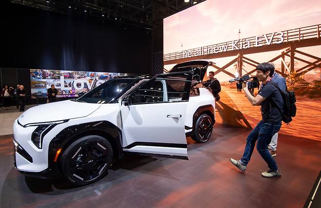2026 뉴욕 국제 오토쇼 현장에 전시된 EV3 GT-Line./사진: 기아 제공