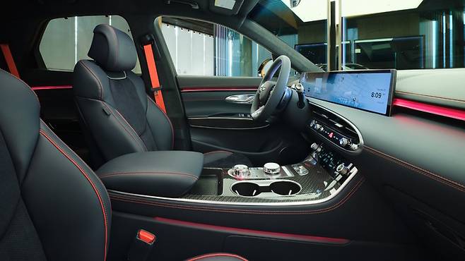 제네시스 ‘GV70 그래파이트 에디션’의 내장 이미지./사진: 제네시스 제공