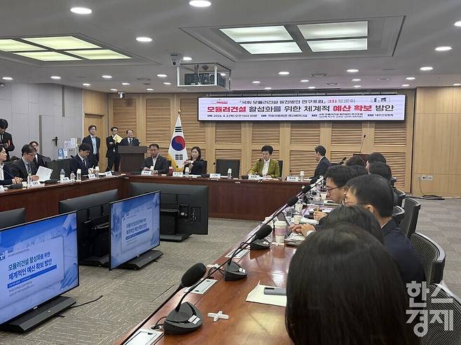 2일 국회의원회관 제2세미나실에서 열린 '국회 모듈러건설 발전방안 연구포럼' 토론회에서는 모듈러 건설 산업의 현황과 함께 정부 부처별 예산 운용 방향 및 확대 필요성이 집중적으로 논의됐다./한나연 기자