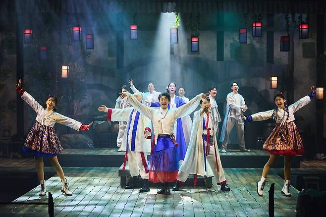 함안문화예술회관, 서울예술단 작품 지역공연 공모사업 선정_뮤지컬 청사초롱 불 밝혀라 무대 .사진 = 함안군 제공