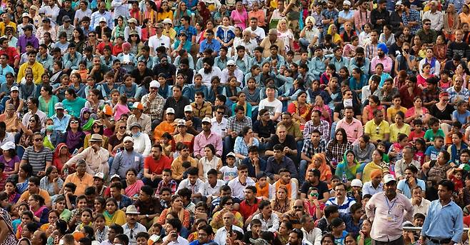 ▲세계 인구는 갈수록 성장이 둔화돼 2070년 120억 명 정도에서 정점을 보일  전망이다.  (사진=Care Our Earth)