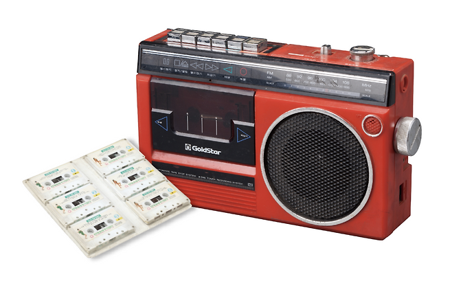 라디오카세트와 ‘신나는 관광메들리’.(국립민속박물관)