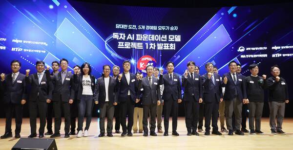 배경훈 부총리 겸 과학기술정보통신부 장관, 임문영 국가인공지능전략위원회 부위원장, 하정우 AI미래기획수석비서관 등이 30일 오후 서울 강남구 코엑스에서 열린 '독자 AI 파운데이션 모델' 프로젝트 1차 발표회에서 기념촬영을 하고 있다. 2025.12.30