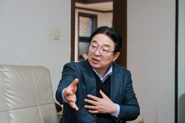 황규철 옥천군수가 농어촌 기본소득 시범사업 선정과정과 옥천군의 미래에 대해 설명하고 있다. 사진: 강성우 기획위원