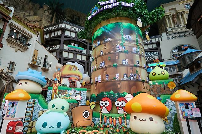 롯데월드 실내 공간에도 메이플스토리의 세계관을 체험할 수 있는 다양한 볼거리가 마련돼 있다./사진=넥슨 제공