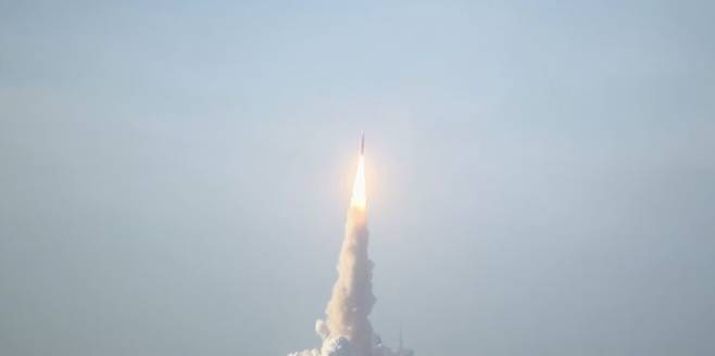 현지시각 1일 오후 6시36분 미국 플로리다주 케네디 우주센터 39B 발사대에서 우주발사시스템(SLS) 로켓과 오리온 우주선이 발사되는 모습
뉴시스